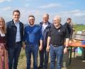 Bild: du
Erstmals stellen sich die Weidener JU-Kreisvorsitzende Maria Sponsel und der Oberpfälzer CSU-Spitzenkandidat für die Europawahl, Christian Doleschal (von links), bei den vier CSU-Ortsverbänden Schirmitz, Pirk, Bechtsrieth und Irchenrieth bei der Wahlveranstaltung am Schirmitzer Wasserhochbehälter vor.