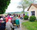 Bild: Dotzauer
In einer Bilderbuch-Landschaft treffen sich traditionell am 1. Mai die Marienverehrer zur ersten Maiandacht vor der Kapelle in Thomasreuth.