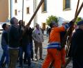 Bild: kgg
Viele kräftige Männer packten in Waldsassen mit an.