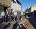 Bild: flt
Vor dem Aufstellen des Maibaums in Plößberg nahm der bayrische Staatsminister der Justiz Georg Eisenreich (Dritter von links) diesen in Augenschein. Mit dabei waren (von links) die Frauenunions-Kreisvorsitzende Tina Zeitler und der Kandidat für die Europawahl Christian Doleschal sowie (von rechts) Bürgermeister Lothar Müller, OWV-Vorsitzender Robert Hecht und Landtagsmitglied Tobias Reiß. Thomas Krapfl und Christian Sterl (hinten von rechts) vom Maibaumteam gesellten sich mit zum Erinnerungsfoto.