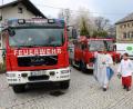 Bild: soj
Auch die Feuerwehr hatte ihre Einsatzfahrzeuge zur Fahrzeugsegnung aufgestellt.