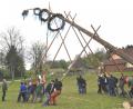 Bild: es
Unter dem Kommando von Kommandant Josef Pruy (links) stellen Mitglieder der Feuerwehr einen 30 Meter langen Maibaum beim Feuerwehrhaus auf.