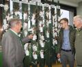 Bild: frd
Bei der Hegeschau werden die Trophäen des vergangenen Jagdjahres präsentiert. In der Grundschule in Schönsee begutachten Hegegemeinschaftsleiter Michael Ebnet (links) und Ehren-Kreisjagdberater Herbert Krauthan (rechts) die Gehörne zusammen mit Jungjäger Martin Paa. Er hatte im Vorjahr im Alter von 17 Jahren seinen Jagdschein gemacht.
