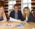 Bild: weu
Bürgermeister Martin Birner und Familienbeauftragte Verena Binder (rechts) dankten Susanne Sochor für ihre Arbeit beim Zusammenstellen des äußerst abwechslungsreichen Programms für die Familienwoche.