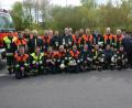 Bild: jr
24 Brandschützer der Feuerwehren Arzberg und Konnersreuth sowie eine gemischte Gruppe aus dem Landkreis Wunsiedel stellten sich in Arzberg den Anforderungen des Ü40-Leistungsabzeichens Wasser. Aktiv mit eingebunden war auch Landrat Dr. Karl Döhler (Achter von rechts), ebenfalls vor Ort waren (von rechts) die Bürgermeister Stefan Göcking (Arzberg) und Max Bindl (Konnersreuth) sowie die Kreisbrandräte Andreas Wührl (Fünfter von rechts) und Wieland Schletz (Neunter von rechts).