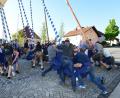 Bild: bey
Mit viel Krafteinsatz der Parksteiner Burschen steht der Maibaum schließlich.