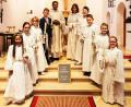 Bild: Juliane Eberle
Nach einer intensiven Vorbereitung durch Gemeindereferentin Gabriele Sieder, Pater Joy und Eltern durften acht Kinder Pfarrei Herz Jesu Brand am Weißen Sonntag erstmals zum Tisch des Herrn gehen. Mit ihren Eltern trafen sich die Erstkommunikanten am Rathaus, wo sie von Pater Joy und den Ministranten abgeholt und zur Kirche geleitet wurden. Hier wurden sie mit Orgelmusik durch Walter Reischer empfangen. Musikalisch umrahmt wurde der Gottesdienst von der Gruppe Inshallah unter der Leitung von Beate Zehrer, die weitere Instrumentalisten mit Schlagzeug, Querflöten, Geige und Gitarren zur Begleitung der Lieder mitgebracht hatte. Der feierliche Tag schloss mit einer Dankandacht am Abend in der Pfarrkirche.