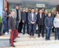 Bild: mfh
Das Interesse an der Arbeit des Fraunhofer Instituts war groß. Zu den Gästen gehörten auch der FDP-Bundestagsabgeordnete Lukas Köhler (hinten, Dritter von links) und der Weidener Landtagsabgeordnete Christoph Skutella (vorne, Zweiter von links).