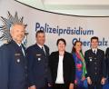 Bild: ca
Stefan Moller (Zweiter von links, mit Ehefrau Rosemarie) ist neuer Chef der Grenzpolizei Waidhaus. Er folgt auf Gerhard Lutzenberger (Zweiter von rechts, mit Frau Ramona). Es gratulierten Polizeivizepräsident Thomas Schöniger (links) und der neue Polizeipräsident Norbert Zink (rechts).