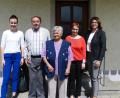 Bild: kar
Bürgermeisterin Martina Engelhardt-Kopf (rechts) gratulierte den Jubilaren Johann (Zweiter von links) und Anna Winkler (Mitte). Auch die Enkelinnen Lea und Melanie (von links waren anwesend, um mit ihren Großeltern zu feiern.