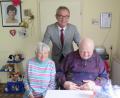 Bild: jzk
Bürgermeister Werner Nickl gratulierte Josef Heining zu seinem 80. Geburtstag. Im Gespräch mit ihm und seiner Schwester Frieda Heining (links) erinnerte er sich an viele Ereignisse, die sie als Nachbarn zusammen erlebt haben.