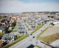 Bild: exb/Simmel
An der Libourne-Allee (im Vordergrund) sollen zwölf Sechsfamilienhäuser entstehen. Der Planungsausschuss gab grünes Licht. Links ist die Bebauung der Hochrainstraße zu sehen, rechts unten der Anschluss der Otto-Hahn-Straße. Für das nun überplante Grundstück lag auch schon eine Anfrage für einen Supermarkt vor.