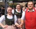 Bild: wro
Seit einigen Jahren bereits bereichert die junge Volkstanzgruppe des „Stiftländer Heimatvereins“ das Maibaumaufstellen in Wiesau.