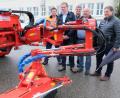 Bild: ohr
Bauhofmitarbeiter Josef Breitschaft (links) und Bauhofleiter Hubert Jetschmann (Zweiter von rechts) führten das Gerät zweitem Bürgermeister Franz Grabinger (Zweiter von links), Karl Fleischer (Mitte) und Bürgermeister Hans Gradl (rechts) vor.