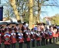 Bild: rgr
Die lang ersehnte Premiere für die "Spielmannszug-Zwerge" war beim Aufstellen des Maibaums. Stolz durfen sie zum ersten Mal in Uniform auftreten.