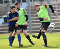 Bild: A. Schwarzmeier
0:1 musste sich die DJK Weiden zuletzt beim Spitzenreiter SpVgg SV II um Spielertrainer Michael Riester (links) geschlagen geben. Nun wartet der nächste Aufstiegskandidat: Zu einem weiteren Derby gastiert der FC Weiden-Ost am Flutkanal.