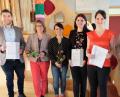Bild: ohr
Mitglieder des JU Kreisverbandes Schwandorf erstellten den Betreuungsspiegel 2019 für den Landkreis. Die Initiatoren Christina Bauer, Pia Schottenheim (Zweite und Dritte von rechts) und Philipp Troppmann (links) erläuterten das Ergebnis im Gruppenraum der Kinderkrippe „An der Naab“ im Beisein von OB Andreas Feller (rechts), AWO- Geschäftsführerin Daniela Friedrich und Krippenleiterin Vanessa Ries (Zweite und Dritte von links).