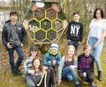 Bild: exb
Die Mittelschüler mit dem von ihnen ausgestatteten Insektenhotel im Schulgarten.