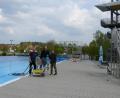 Bild: kgg
Trotz der ungünstigen Wetterprognosen hält die Stadtverwaltung an der Eröffnung der Freibad-Saison diesen Samstag fest. In den vergangenen Tagen bereitete das Schwimmmeister-Team mit (von links) Andreas Hoschek, Gerald Riederer und Kerstin Dietz den Start vor.
