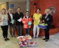 Bild: exb/Kliniken Nordoberpfalz AG
Tanja Wittmann (Zweite von rechts), Leiterin der Kinderintensiv- und Frühgeburtenstation, und Pflegedirektor Thomas Baldauf (Zweiter von links) danken dem Team der BRK-Bereitschaft um Leiterin Sieglinde Steiner (rechts), Josef Bock (Dritter von links), Manuela Pröls (Dritte von rechts) und Valentina Jäger (links).