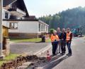 Bild: ds
Neukirchens Bürgermeister Winfried Franz und Baureferent Manfred Stollner besprechen notwendige Maßnahmen in Gaisheim mit Baggerführer Bernd Lang und Bauleiter Johannes Bäuml (von links).