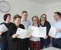 Bild: Gabi Schönberger
Die Zeit läuft: Statt „Weiden träumt“ heißt es am 20. und 21. Juli „Weiden singt“. Das Chorfest des Fränkischen Sängerbunds (FSB) bereiten zurzeit (von links) Astrid Karl und Petra Vorsatz vom Kulturamt, Georg Ebenhöch vom Sängerkreis Nord-Oberpfalz, FSB-Vizepräsidentin Kerstin Homberg, Susanne Osmani von der FSB-Geschäftstelle in Coburg und Bundeschorleiter Gerald Fink vor.