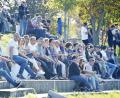 Bild: Ziegler
Heute sitzen die Zuschauer weit entfernt vom Spielfeld des SV Hahnbach. Mit einem Regenschirm kann keiner mehr einen Spieler irritieren.