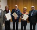 Bild: du
Vorsitzender Herbert Dobmeier (links) und Pfarrer Andreas Hanauer (rechts) ehren Theresia Dobmeier, Hans Hutzler und Maria Conrads (von links) für 40 Jahre Treue zur KAB.