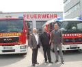 Bild: gib
Stolz auf das neu gestaltete Feuerwehrhaus sind (von rechts) Standortleiter Jörg Recklies, Kommandant Alexander Schmid und Betriebsratsvorsitzender Johann Dechant.