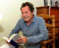Bild: Stephan Huber
Siegfried Schröpf auf dem heißen Autorenstuhl in der Buchhandlung Mayr. Dort stellte der Amberger Schriftsteller sein Buch „Fluchtpunkt Spanische Allee“ vor.