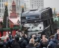 Archivbild: Michael Kappeler/dpa
Schaulustige und Reporter stehen im Dezember 2016 nach dem Terroranschlag auf den Berliner Weihnachtsmarkt am Breitscheidplatz vor dem Tatfahrzeug. BKA-Chef Holger Münch behauptete dieser Tage, die Angst vor solchen Anschlägen sei wegen der Berichterstattung über dieses Geschehen deutlich gestiegen.