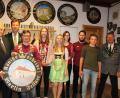 Bild: hä
Martin Fellner und Lisa Kollarik (Jugend) gewannen das Königsschießen. Im Bild (von links): 2. Bürgermeister Peter Gold, Gauschützenmeister Manfred Zölch, Martin Fellner, Lisa Kollarik, Ramona Thiermann, Christina Bartl, Sebastian Thoma, David Kraus und Harald Thiermann.