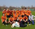 Bild: exb
Starke Leistungen zeigten im Kreisfinale die Fußballer des Otto-Hahn-Gymnasiums. Im Bild (hinten, von links) Johannes Drexler (9b), Bastian Schwarz (9b), Simon Schönberg (10b), Antonio Herrmann (10a), Fabian Dick (10d), Thomas Kraft (10d), Ferdinand Heinzl (10d), Jakob Kraupner (9b) und Hendrik Müller (9a) (vorne, von links) Hendrik Geiler (10b), Jona Jackwert (9b), Moritz Wegmann (9c), Clemens Mehler (9c), Hazem Hamsho Kanawaty (9b) und Coach Ebert sowie (vorne liegend) Cagatay Kan (9b).