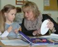 Bild: Portner
Rektorin Beate Vetterl verlässt die Doktor-Eisenbarth-Grundschule zum Ende des Schuljahres. Das Bild entstand bei einer Unterrichtsmitschau in der Kombiklasse 1/2b.