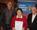 Bild: kro
Eleonore Martin (Mitte) wurde für 25 Jahre Mitgliedschaft zum Kappl-Förderverein geehrt. Dazu gratulierten Vorsitzender Bernhard Lux (links) und "Kappl-Pfarrer" Friedhelm Czinczoll.
