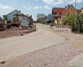 Bild: Weidner
Die Straße im Bereich Damelsdorf-Siedlung wird nach den Wasserleitungs- und Kanalarbeiten komplett neu asphaltiert.