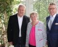 Bild: exb
Bürgermeister Franz Stahl (rechts) gratulierte Anni und Eberhard Polland zur Goldenen Hochzeit.