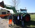 Bild: bjp
Um einen neuen Mehrzwecktraktor modernisierte die Stadt Pressath ihren Bauhof-Fuhrpark. Von links: Bauhof-Vorarbeiter Stefan Fütterer, Landtechnik-Fachberater Florian Schinner, Bürgermeister Werner Walberer und Bauamtsleiter Reinhold Sternkopf.