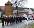Bild: sl
Das neue Tragkraftspritzenfahrzeug fährt unter den Klängen der Roggensteiner Blaskapelle zum Feuerwehrgerätehaus.