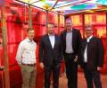 Bild: pz
Der mit Lamberts-Glas künstlerisch gestaltete Container ist ein Blickfang auf dem Gelände der Glashütte. Von links Prokurist Christian Bayerl, MdB Uli Grötsch, Prokurist Robert Christ und Geschäftsführer Rainer Schmitt.	Bild: pz