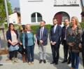 Bild: dob
Auf ihrer Stippvisite im Evangelischen Haus für Kinder Gottfried redet die bayerische Staatsministerin für Familie, Arbeit und Soziales, Kerstin Schreyer, Klartext zur Situation der Kinderbetreuungen. Uli Münchmeier vom Evangelischen Hilfsverein stellt die Einrichtung vor und führt den Gast durch die Räumlichkeiten des denkmalgeschützten Hauses.