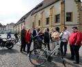 Bild: Wolfgang Steinbacher
Allein auf dem Schrannenplatz (im Bild) sollen acht neue Stellplätze für Zweiräder hinzukommen, versprach Baureferent Markus Kühne (Dritter von links). SPD-Fraktionsvorsitzende Birgit Fruth (Dritte von rechts) und ihre Stadtratskollegen sowie SPD-Mitglieder zeigten sich zufrieden.