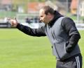 Bild: Hubert Ziegler
Trainer Sebastian Binner gibt Kommandos an seine Spieler. Der SSV Paulsdorf liegt drei Spieltage vor Schluss einen Punkt hinter dem Abstiegsrelegationsplatz.