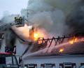 Bild: Chris Brekl/FDLnews/dpa
Das Dach des Anwesens stand in Flammen.