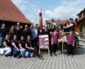 Bild: bgl
Ein Dorf ist in Feierlaune und jetzt auch mit einem Schirmherrn zum Jubiläumsfest. Am Bild neben Heinz Weigl die Delegation der Eigelsberger Feuerwehr mit der alten Vereinsfahne und dem Festleiter Josef Dausch. Hinten die Kapelle „Stromlos elektrisierende Live-Musik“, auf dem Bulldog Fendt Dieselroß von Gottfried Berger mit den „Taferlbuben“. Links vorne eine kleine Auswahl mitfeiernder Feuerwehrdamen. Ihr Sitzplatz das abgesägte und zweckentfremdete Stück das der Maibaum hergeben musste.