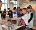 Bild: rgr
Die Siebtklässler sind mit Feuereifer bei der Sache, als sie ihr eigenes Eis zubereiten. Bei dem Projekt "Praxis an Mittelschulen" hilft ihnen Bäckermeister Florian Pappenberger (links).