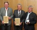 Bild: Dobmeier
TB-Ehrenvorsitzender Herbert Tischler Tischler (links) ernennt zweiten Vorsitzenden Rainer Heinold zum TB-Ehrenmitglied. BLSV-Kreisvorsitzender Ernst Werner (rechts) zeichnet TB-Vorsitzenden Bernhard Schlicht mit der BLSV-Verdienstplakette in Bronze und Rainer Heinold mit der BLSV-Verdienstnadel in Gold aus.