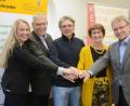 Bild: gsb
Über die Verstärkung im Ethikkomitee durch Berater Wolfgang Wittmann freuen sich Michaela Hutzler (von links) von der Pflegedirektion, der Vorsitzende des Klinischen Ethikkomitees, Dr. Manfred Hausel sowie (von rechts) der Prokurist der Geschäftsführung der Kliniken, Manfred Tretter, und Waltraud Koller-Girke, die Vorsitzende des Fördervereins für Schwerkranke.
