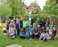 Bild: hl
Kindergarten-Leiterin Kerstin Dilling (hinten rechts) sowie die Mädchen und Buben freuen sich über ein gelungenes Fest unter dem Maibaum.