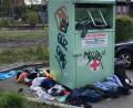 Bild: frü
Der Kleider-Container am Finanzamt in Amberg quillt über.